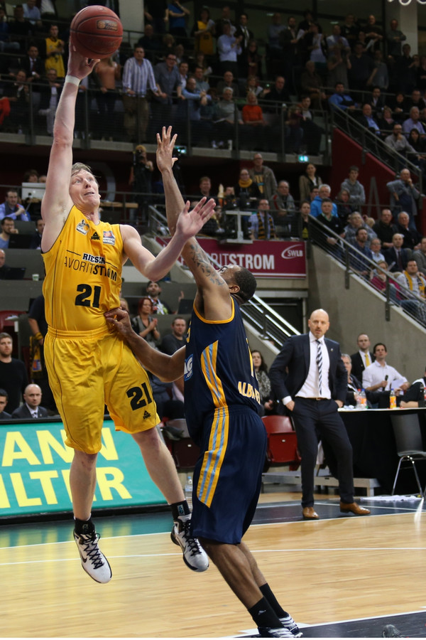 Bayern y Berlín tropiezan. Bamberg,10 victorias seguidas. Coby Karl, 2 MVPs seguidos