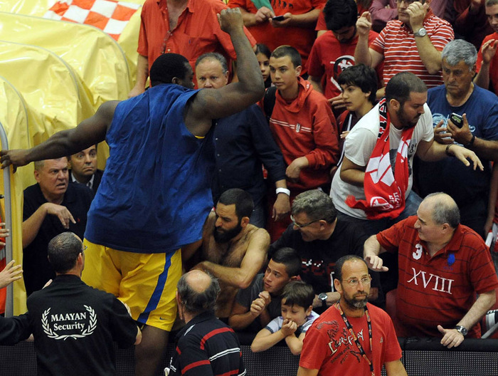 La furia de Big Sofo: se lanza como un poseso sobre aficionados del Hapoel VIDEO