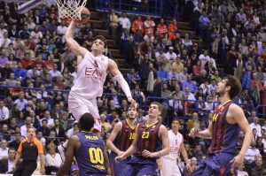 Alessandro Gentile y su Milan se come a un Barça con el primer puesto asegurado