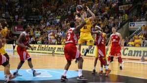 Coby Karl tumba al Bayern sobre la bocina bajo la mirada de John Stockton