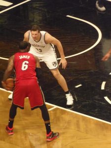 Golpe en el pecho de LeBron (49 puntos); bocanada de aire para los Blazers