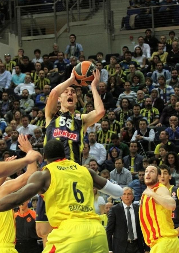 Barça nada para ahogarse en la orilla del Bósforo. Unicaja contundente