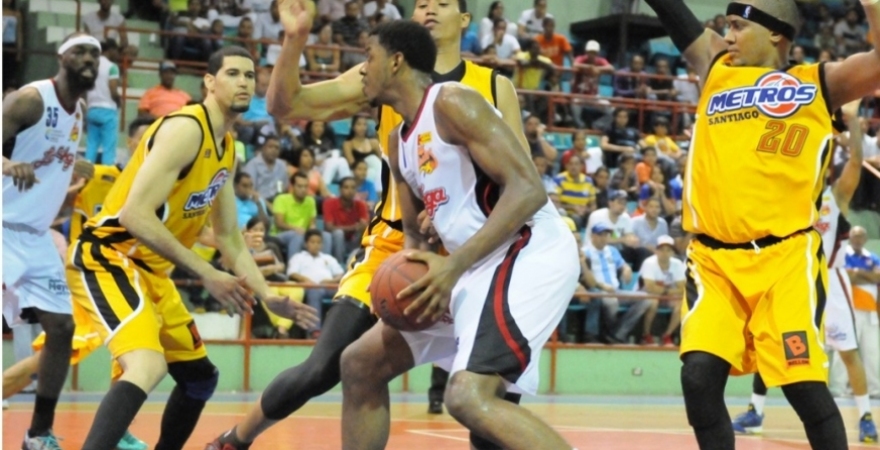 Playoffs en Dominicana: Reales y Leones empatan; Walter Sharpe, imparable