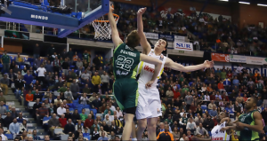 Dragic endosa al Fenerbahçe la tercera derrota. Mucho Milán para el Baskonia