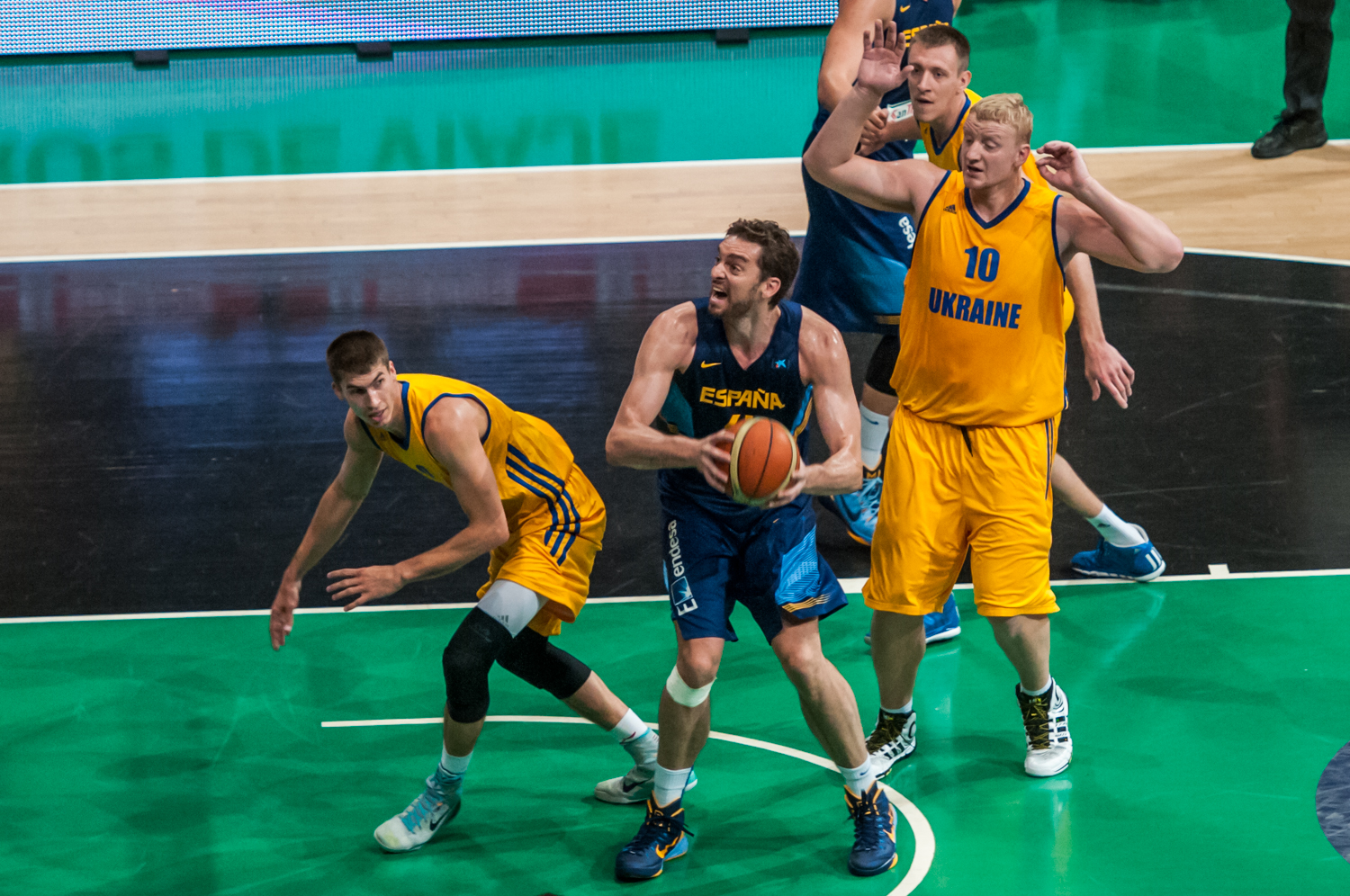 El resultado vuelve a superar a las sensaciones ante una correosa Ucrania (71-63)