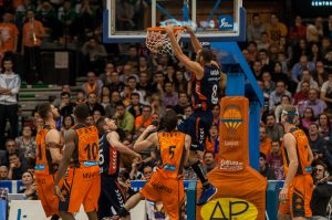 Laboral Kutxa aligera plantilla: Hanga, cedido a Avellino; Van Oostrum, a la Cibona