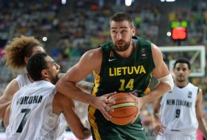 Va de lesiones: Valanciunas y Marcus Smart, out