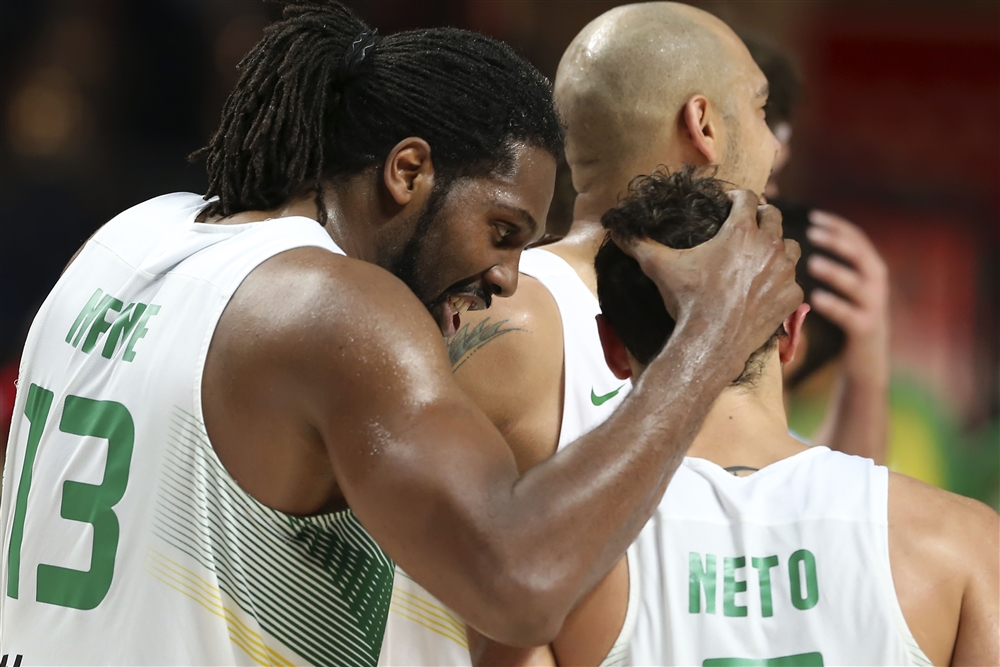 Neto permite a Brasil tomarse una revancha histórica y meterse en cuartos (85-65)