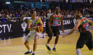 Thomas Heurtel, con el cartel de “Se vende”; Laboral Kutxa y Efes negocian por el galo