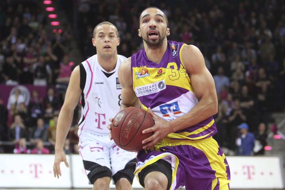 Sin McGrath, al Efes, el Manresa se refuerza con el base Davin White