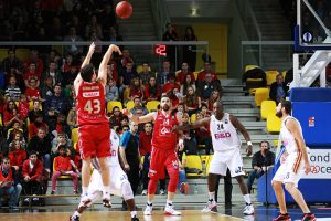 Un palmeo frustra el homenaje del CAI a Abós, Gran Canaria y Sevilla se imponen sufriendo