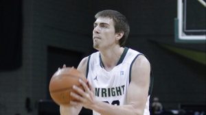 Recién licenciado en Wright St, A. J. Pacher domina en Suiza (40 val)