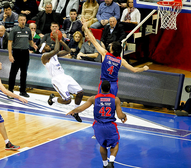 Teodosic se reivindica como estrella ante el último campeón de la Euroliga