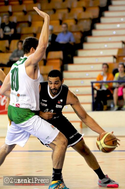 Elijah Obade se despide de Araberri. Duane James, a Guadalajara