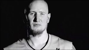 Entre lanzagranadas y heroína, continúa el descenso a los infiernos de Robert Swift