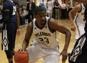 Alex Francis sigue haciendo ruido (55 val) en Islandia. Clancy Rugg se va a los 30 rebotes