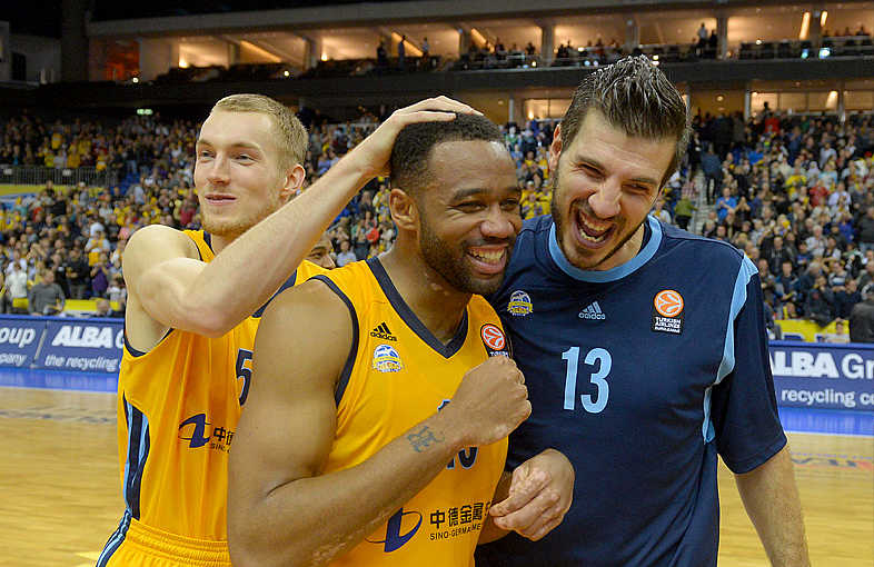 Redding (17p) evita la clasificación matemática del Unicaja para el Top16 (79-78)