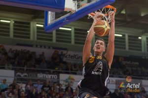 Valladolid cae en casa pese al MVP de Pino y cede el liderato