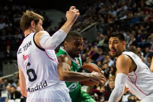 Fischer y Jerrells verdugos del Real Madrid en su primera derrota en casa (75-85)