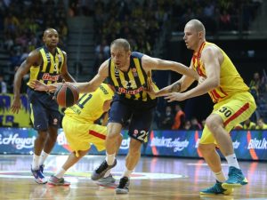 Oleson pone la cordura en la locura turca del Ülker Sports Arena (78-80)