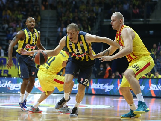 Oleson pone la cordura en la locura turca del Ülker Sports Arena (78-80)