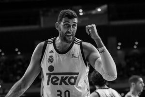 Rudy Fernández y Bourousis motores del Madrid en la victoria ante el Efes (90-70)
