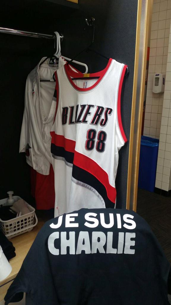 Rockets arrasa en la decimocuarta derrota consecutiva de NYK; Walker desquicia a Toronto