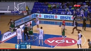 Earl Rowland repele salvajemente una invasión de pista. El jugador se explica