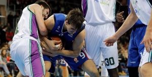 Unicaja regala el partido al Efes en el tercer periodo (74-70)