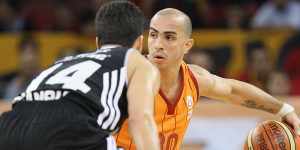 ¡Arroyo abandona Galatasaray! Triples ganadores sobre la bocina de Gordon y De Vries