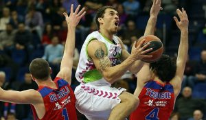 Mike James, la defensa y un 16-1 salvan a Laboral Kutxa ante el combativo NN (81-74)