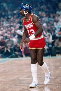 El día en el que Calvin Murphy jugó al basket con un casco de Hockey