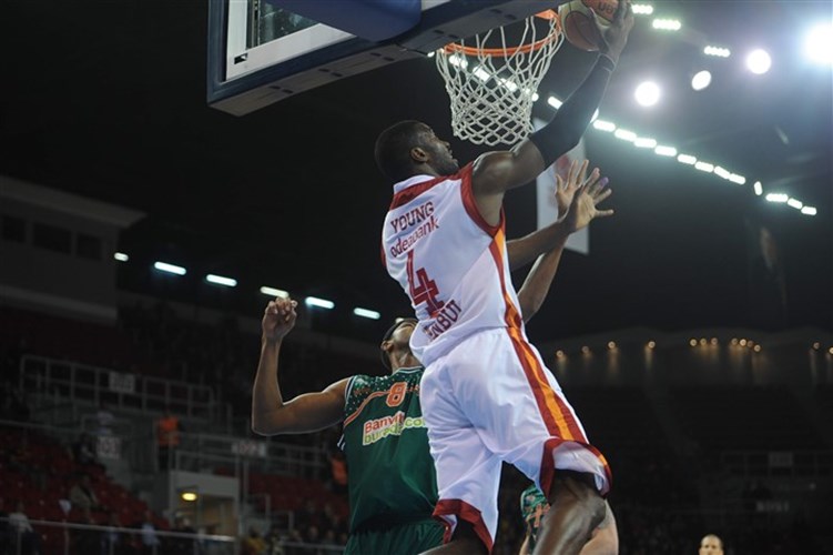 Debuta Kaloyan Ivanov; Young da espectáculo; el diminuto Green sorprende al Dogus