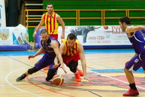 Marín vence a Amics y aprieta la lucha por el ascenso a Adecco Oro