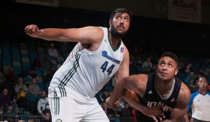 El gigante de origen hindú Sim Bhullar (2.25) logra un triple-doble en D-League (VIDEO)