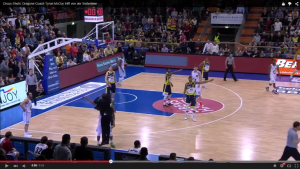 El que tuvo, retuvo: el coach de Artland clava un tiro desde el banco en pleno partido