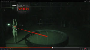 VIDEO Klay Thompson, puro instinto tirador: anota triples hasta a oscuras