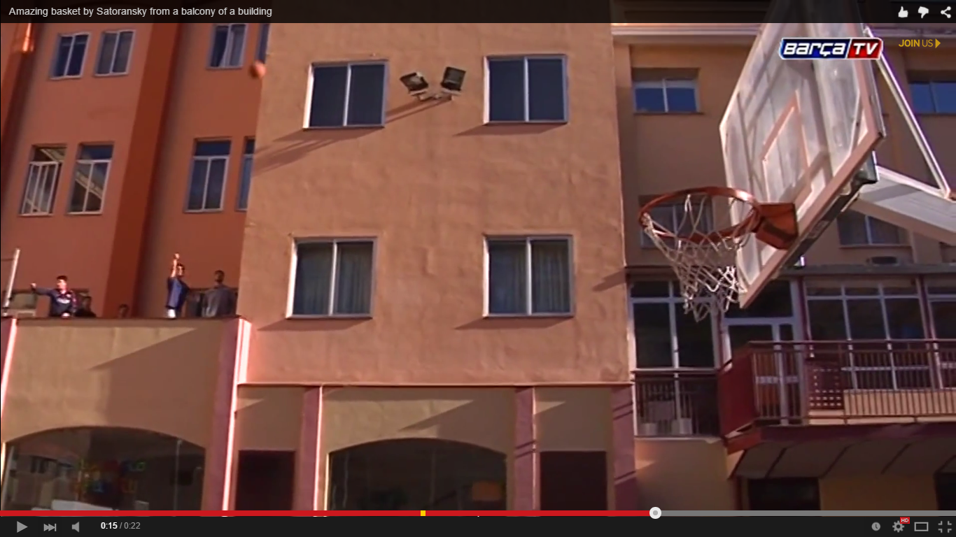 Tomas Satoransky, canasta … ¡desde el balcón! VIDEO