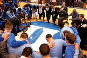 Duke y North Carolina olvidan su rivalidad por un minuto; Zanoguera, estrella en Toledo