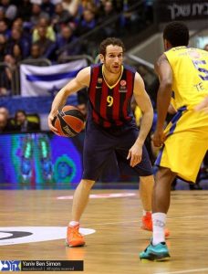 Lección aprendida. El Barça de MVP Tomic diluye el veloz e intenso juego del campeón