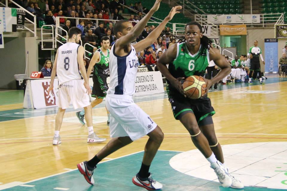 Cáceres y Amics inician con victoria su mano a mano por el ascenso