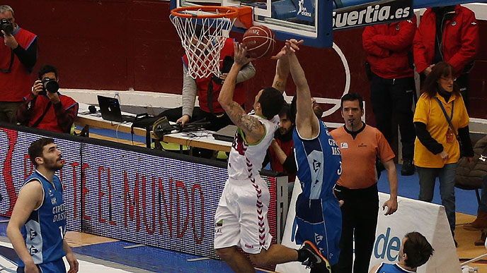 Causeur certifica el resurgir de Laboral Kuxa en San Sebastián (66-95)