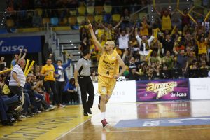 La edad no importa; Albert Oliver se desata y noquea al Barça (76-70)