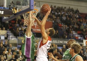 El colista le gana el pulso al Unicaja, líder, con un mágico White y 2 tapones de Rizvic