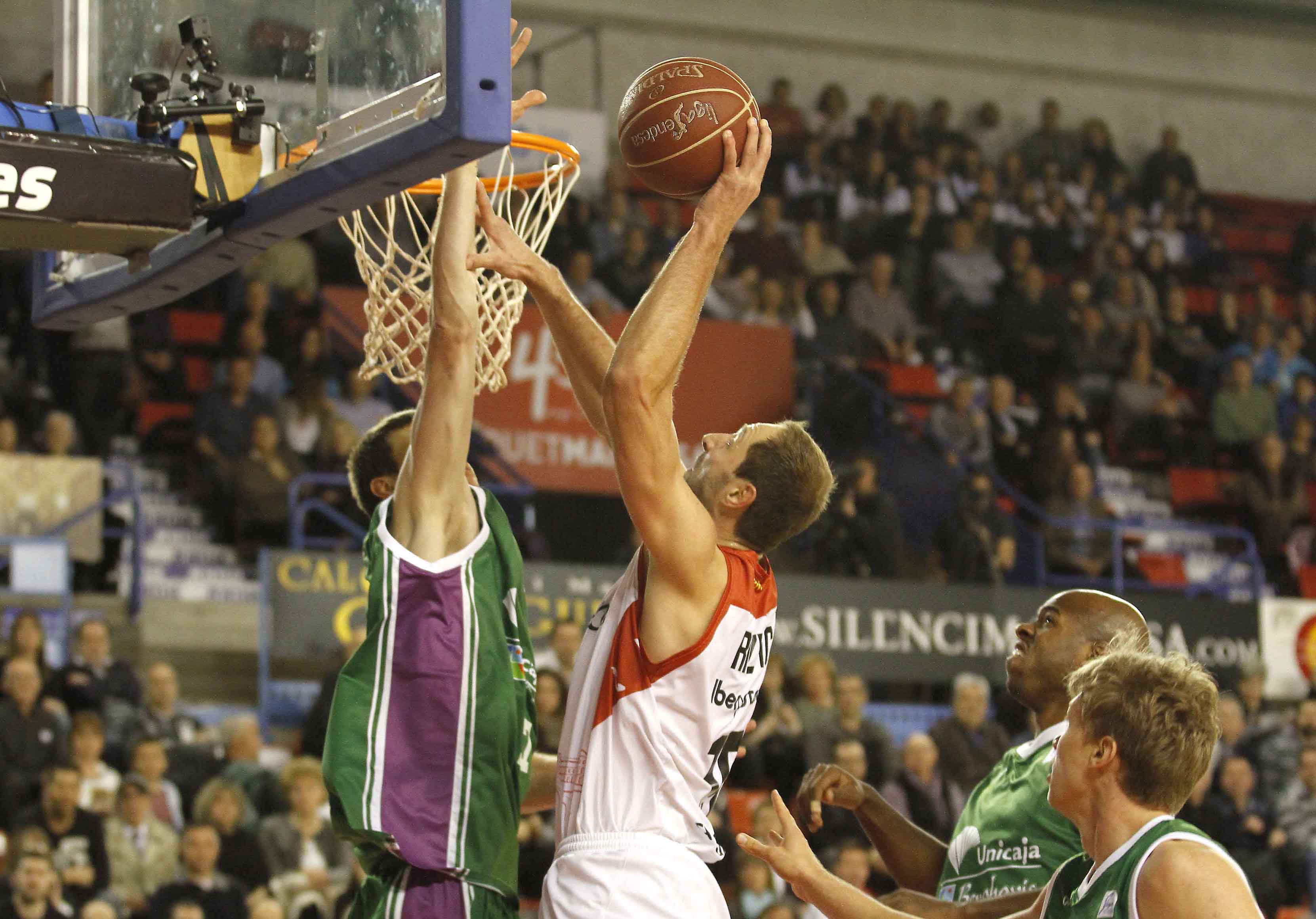 El colista le gana el pulso al Unicaja, líder, con un mágico White y 2 tapones de Rizvic