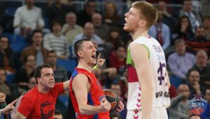 CSKA remonta 16 puntos para conquistar el Buesa a pesar del partidazo de Adams (74-81)