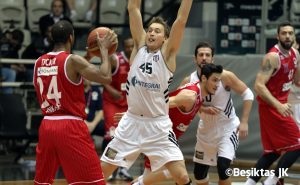 La explosión de Ryan Broekhoff y canasta ganadora de Bobby Dixon para Karsiyaka