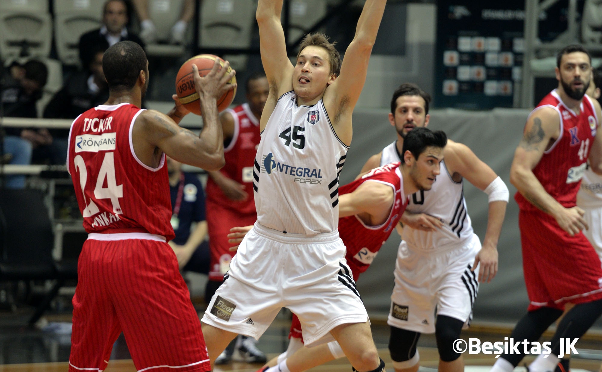 La explosión de Ryan Broekhoff y canasta ganadora de Bobby Dixon para Karsiyaka