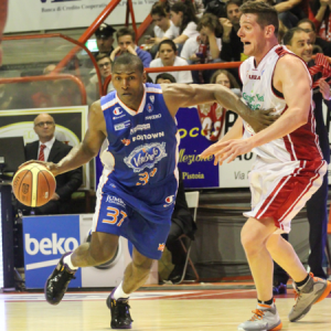 Así ha sido el debut de Metta World Peace con Cantù (16 puntos)