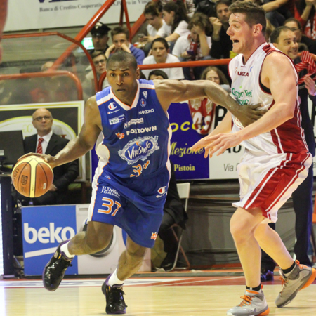 Así ha sido el debut de Metta World Peace con Cantù (16 puntos)